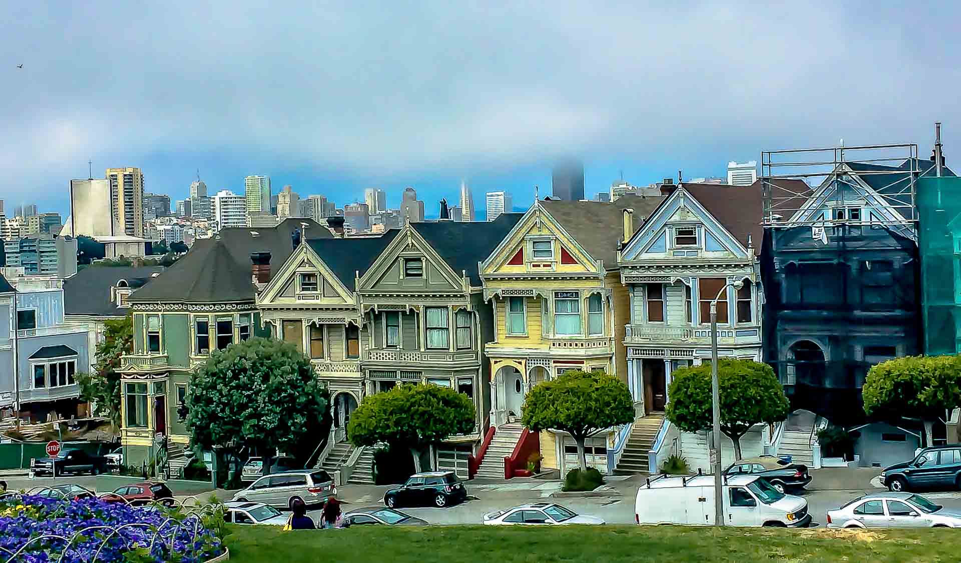 Painted Ladies Victorian row houses with the SF skyline behind, Alamo Square
